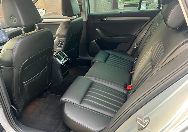 Skoda Superb cena 59900 przebieg: 239000, rok produkcji 2018 z Mieroszów małe 781